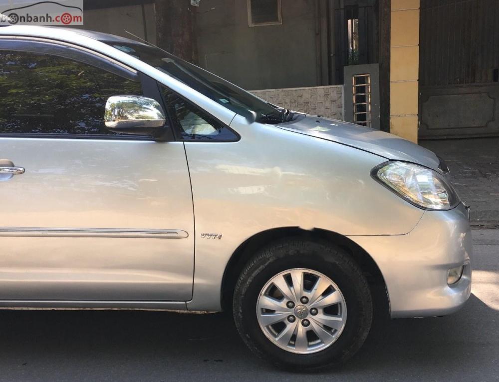 Toyota Innova G 2010 - Bán Toyota Innova G năm 2010, màu bạc như mới, giá chỉ 420 triệu