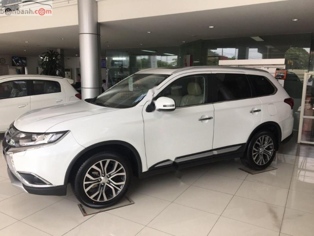 Mitsubishi Outlander 2.4 CVT Premium 2018 - Bán Outlander bản 2.4, 2 cầu số tự động màu trắng, giao ngay