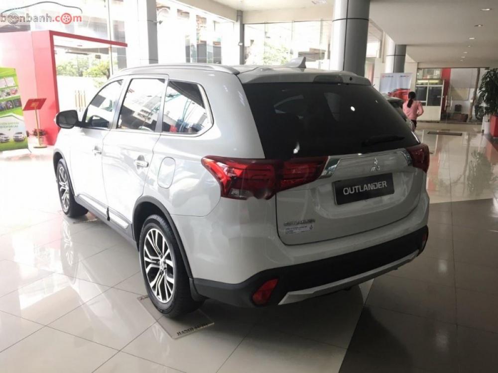 Mitsubishi Outlander 2.4 CVT Premium 2018 - Bán Outlander bản 2.4, 2 cầu số tự động màu trắng, giao ngay