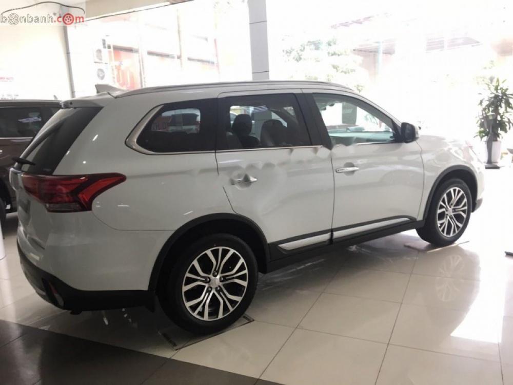 Mitsubishi Outlander 2.4 CVT Premium 2018 - Bán Outlander bản 2.4, 2 cầu số tự động màu trắng, giao ngay