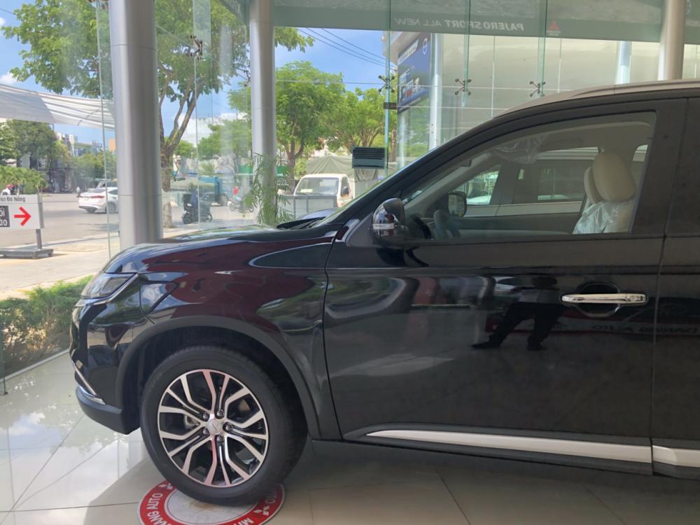 Mitsubishi Outlander Sport  2.0 CVT 2018 - [Hot] Mitsubishi Outlander đời 2018, màu  đen sang trọng, lợi xăng 7L/100km. Cho vay đến 80%