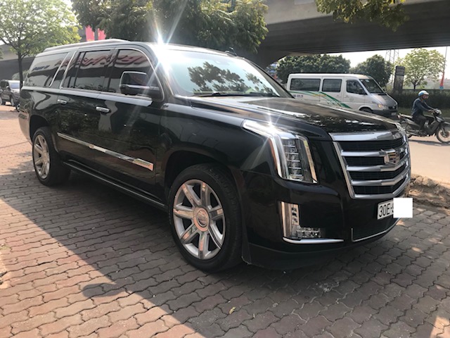 Cadillac Escalade 2015 - Bán Cadilac Escalede ESV Premium màu đen, xe sản xuất cuối 2015, đăng ký 2017 như mới