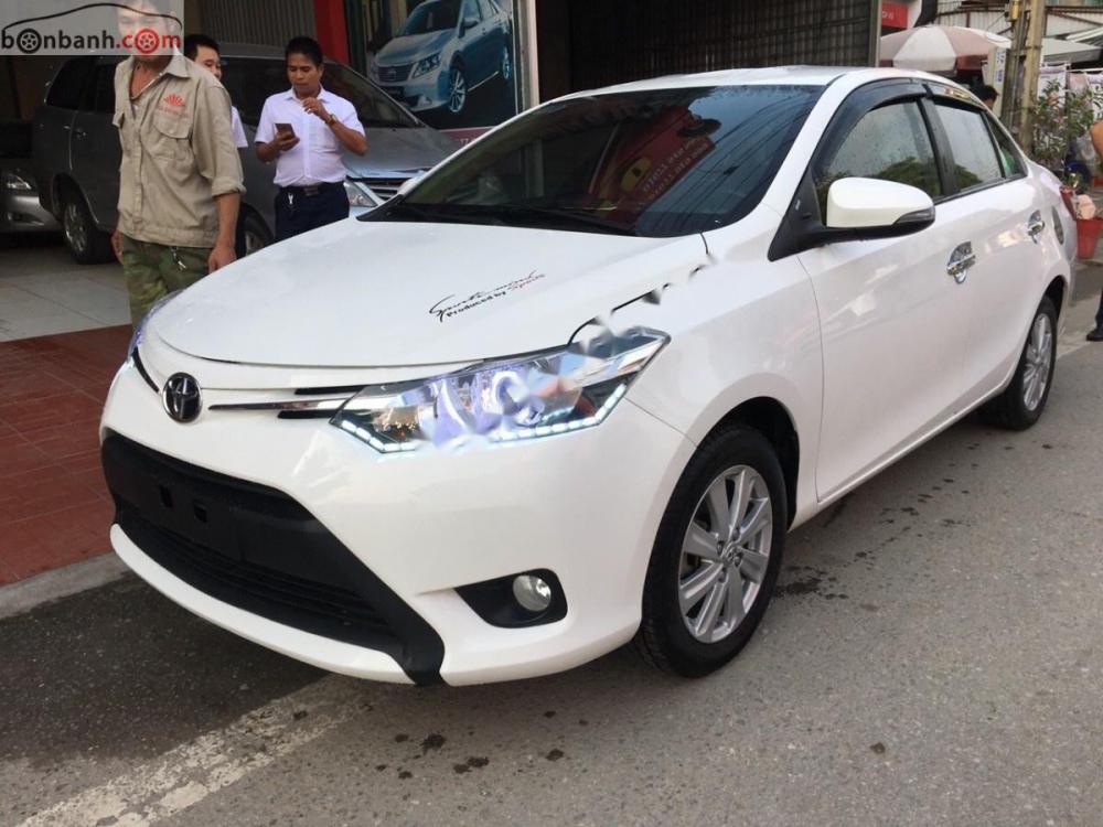 Toyota Vios 2016 - Bán Toyota Vios năm sản xuất 2016, màu trắng số sàn, 485tr