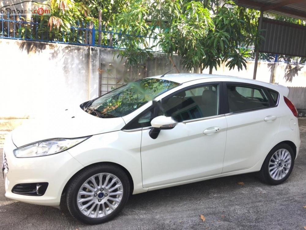 Ford Fiesta 2016 - Cần bán lại xe Ford Fiesta đời 2016, màu trắng chính chủ