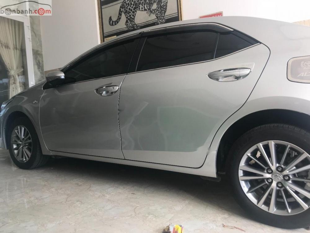 Toyota Corolla altis 1.8G MT 2016 - Cần bán xe cũ Toyota Corolla altis 1.8G MT sản xuất năm 2016, màu bạc