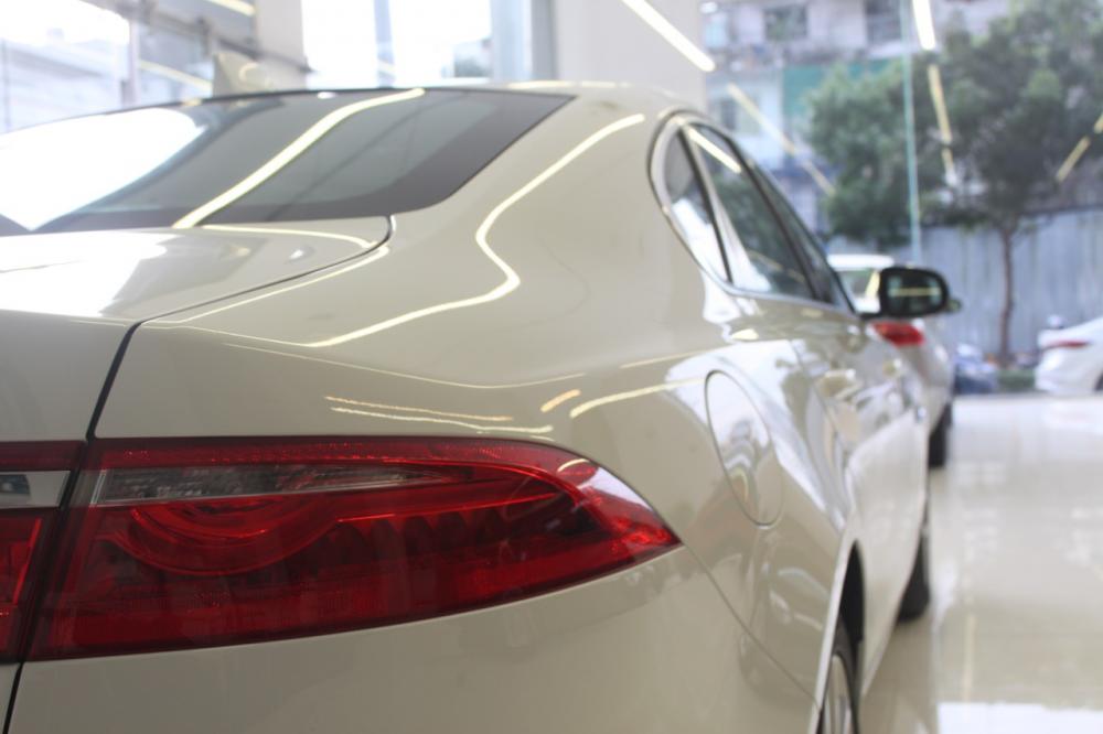 Jaguar XF 2017 - Cần bán giá xe Jaguar XF Prestige 2.0, màu trắng, bảo hành, hotline 0932222253