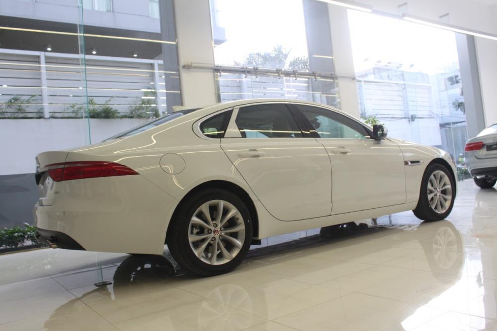 Jaguar XF 2017 - Cần bán giá xe Jaguar XF Prestige 2.0, màu trắng, bảo hành, hotline 0932222253