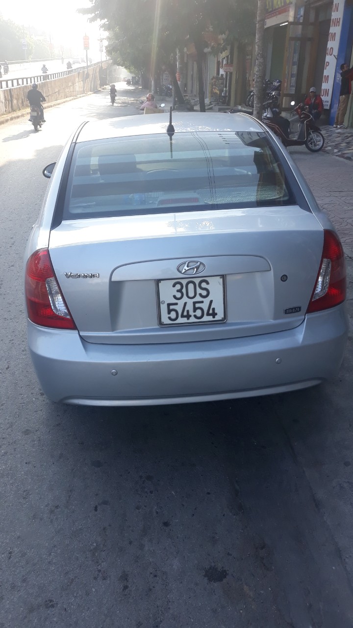 Hyundai Verna 2009 - Cần bán xe Hyundai Verna 1.4L số tự động, sản xuất 2009 AT, màu bạc, xe nhập