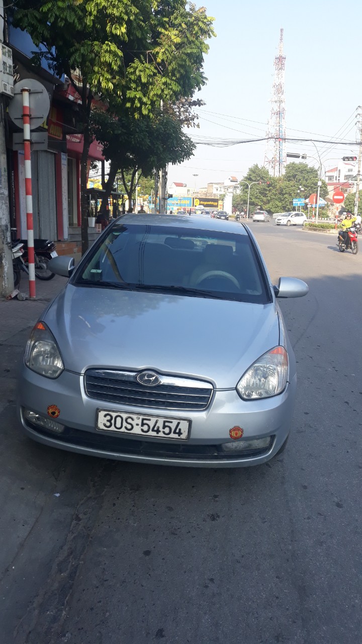 Hyundai Verna 2009 - Cần bán xe Hyundai Verna 1.4L số tự động, sản xuất 2009 AT, màu bạc, xe nhập