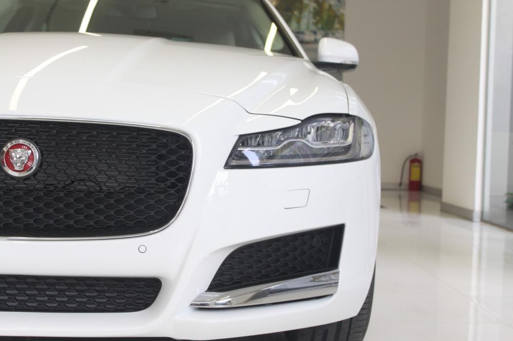 Jaguar XF 2017 - Cần bán giá xe Jaguar XF Prestige 2.0, màu trắng, bảo hành, hotline 0932222253