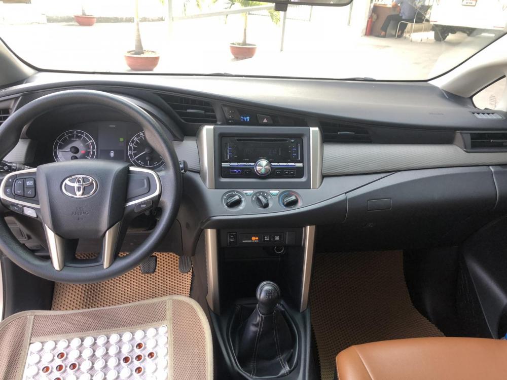 Toyota Innova 2.0E 2017 - Bán Toyota Innova E 2017 Số sàn, xe chạy 55.000Km, sử dụng kỹ không ngập nước cấn đụng