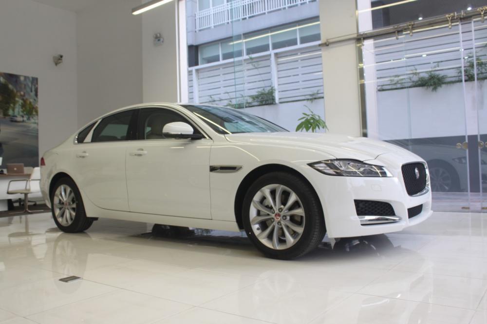 Jaguar XF 2017 - Cần bán giá xe Jaguar XF Prestige 2.0, màu trắng, bảo hành, hotline 0932222253