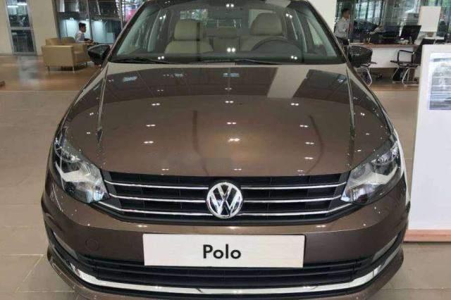 Volkswagen Polo  1.6AT 2018 - Cần bán xe Volkswagen Polo 1.6AT đời 2018, màu nâu, nhập khẩu