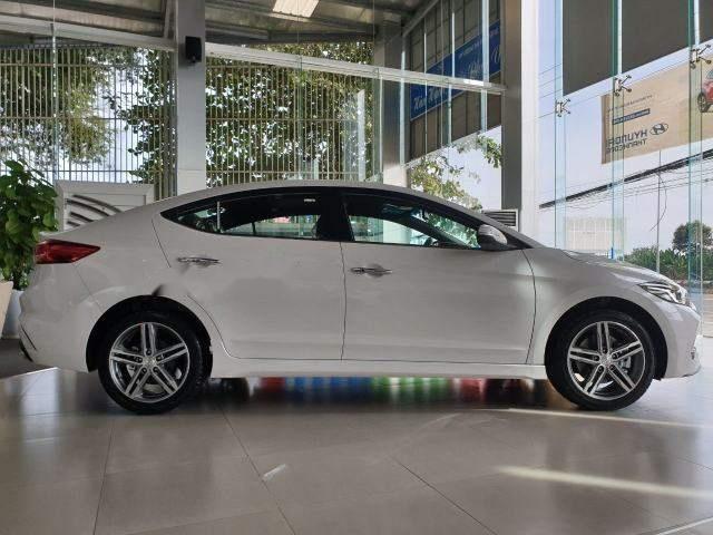 Hyundai Elantra 2018 - Bán xe Hyundai Elantra sản xuất năm 2018, màu trắng giá cạnh tranh