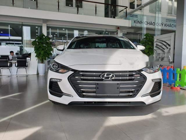 Hyundai Elantra 2018 - Bán xe Hyundai Elantra sản xuất năm 2018, màu trắng giá cạnh tranh