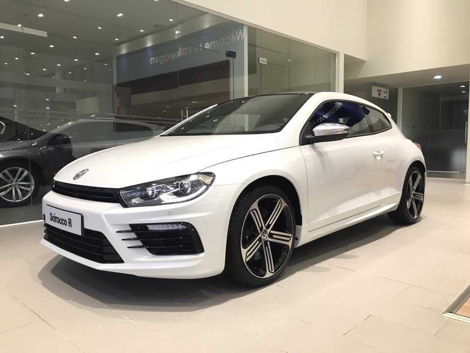 Volkswagen Scirocco 2018 - Trắng Ngọc Trinh, bán xe Đức 280 ngựa, tặng tiền mặt, tặng túi Gucci, mua xe không đụng hàng