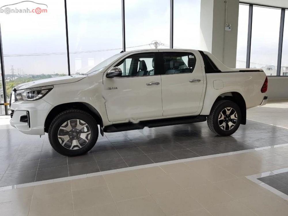 Toyota Hilux 2.8G 4x4 AT 2018 - Cần bán xe Toyota Hilux 2.8G 4x4 AT sản xuất 2018, màu trắng, số tự động 6 cấp