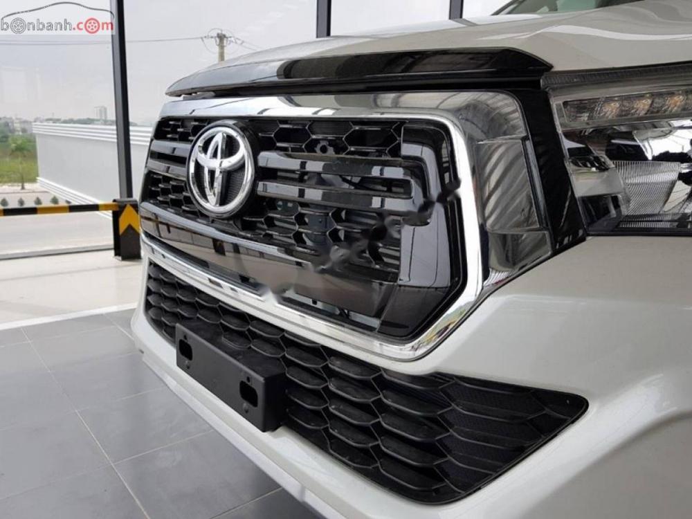 Toyota Hilux 2.8G 4x4 AT 2018 - Cần bán xe Toyota Hilux 2.8G 4x4 AT sản xuất 2018, màu trắng, số tự động 6 cấp