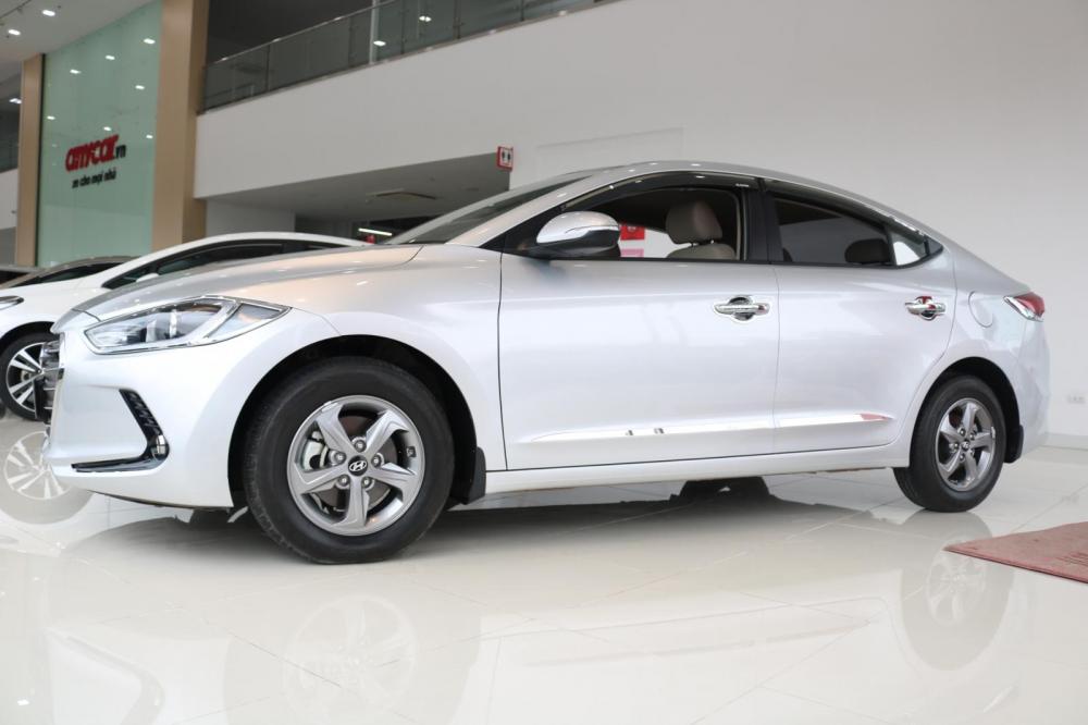 Hyundai Elantra 1.6MT 2018 - Bán Hyundai Elantra 1.6MT đời 2018, màu bạc, giá tốt