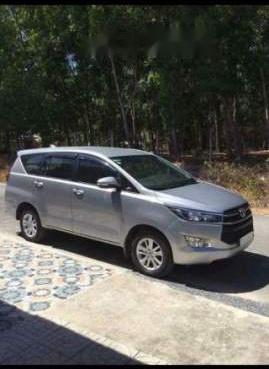 Toyota Innova 2017 - Cần bán Toyota Innova đời 2017, màu xám