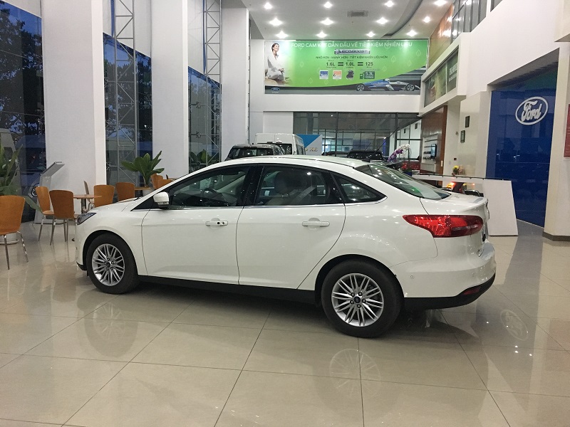 Ford Focus Titanium sedan 2018 - Cần bán Ford Focus Titanium sedan năm 2018, màu trắng