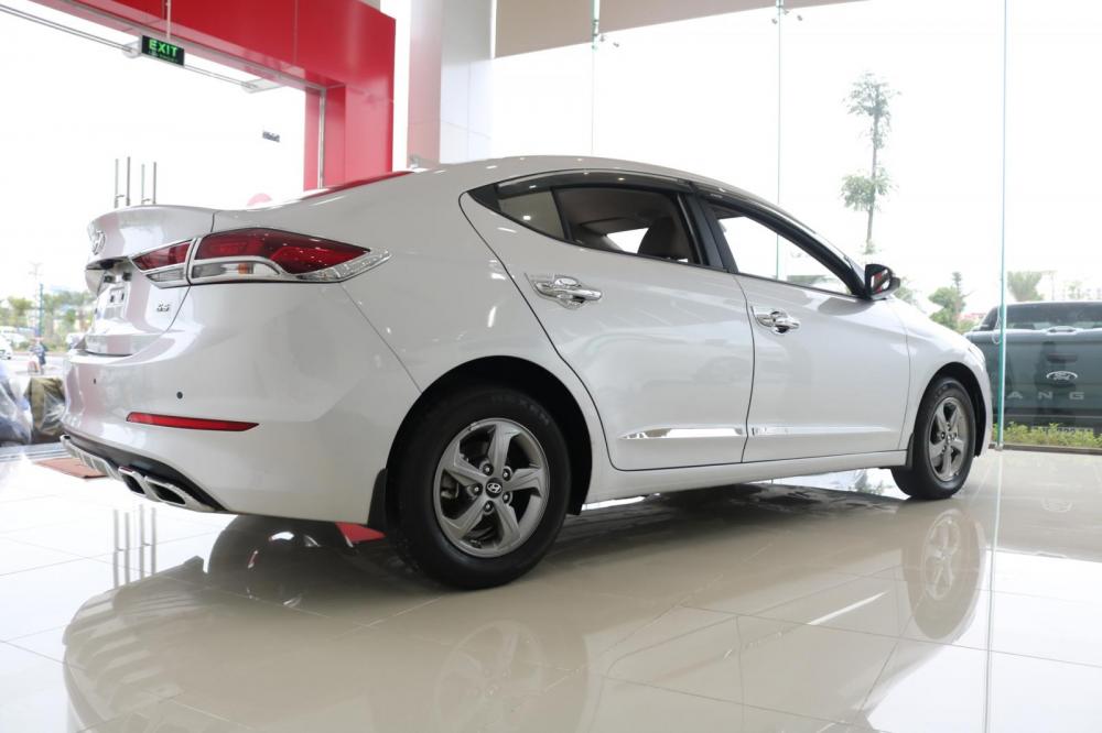 Hyundai Elantra 1.6MT 2018 - Bán Hyundai Elantra 1.6MT đời 2018, màu bạc, giá tốt