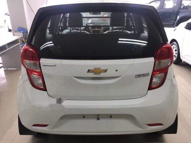 Chevrolet Spark 2018 - Cần bán Chevrolet Spark đời 2018, màu trắng giá cạnh tranh