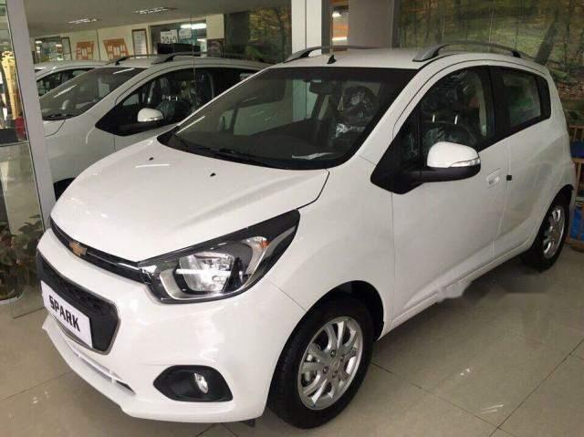 Chevrolet Spark 2018 - Cần bán Chevrolet Spark đời 2018, màu trắng giá cạnh tranh