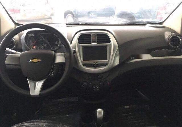 Chevrolet Spark 2018 - Cần bán Chevrolet Spark đời 2018, màu trắng giá cạnh tranh