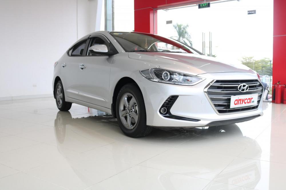 Hyundai Elantra 1.6MT 2018 - Bán Hyundai Elantra 1.6MT đời 2018, màu bạc, giá tốt