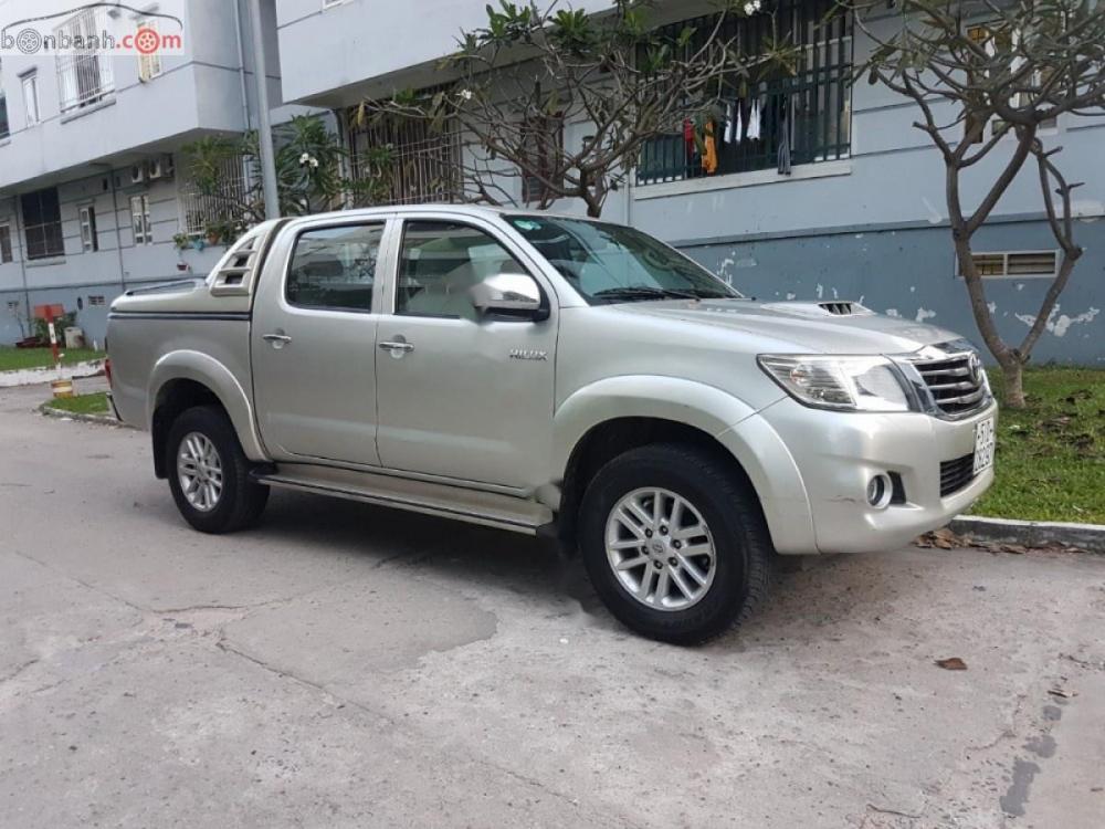 Toyota Hilux 2.5E 4x2 MT 2014 - Bán lại xe Toyota Hilux màu bạc, máy dầu, số sàn, 1 cầu, sản xuất 2014