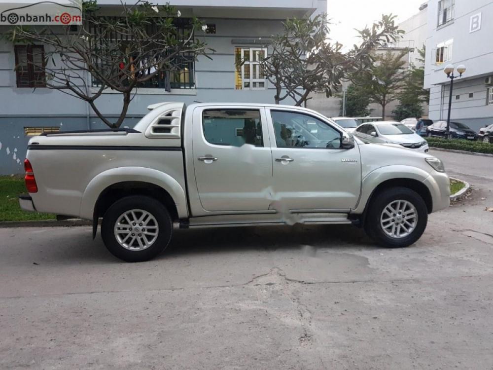 Toyota Hilux 2.5E 4x2 MT 2014 - Bán lại xe Toyota Hilux màu bạc, máy dầu, số sàn, 1 cầu, sản xuất 2014