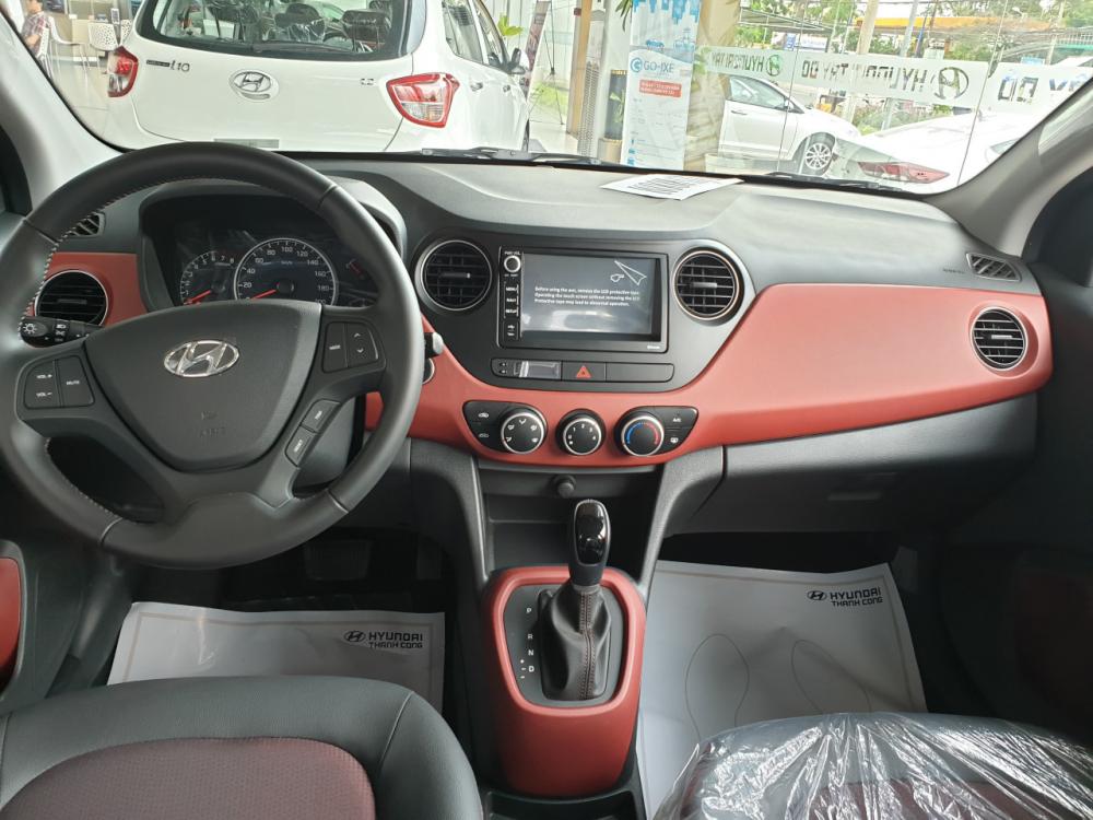 Hyundai Grand i10   1.2AT 2018 - Bán Grand I10 đuôi cụt, giao ngay số tự động, màu bạc, ưu đãi cho khách hàng Cần Thơ