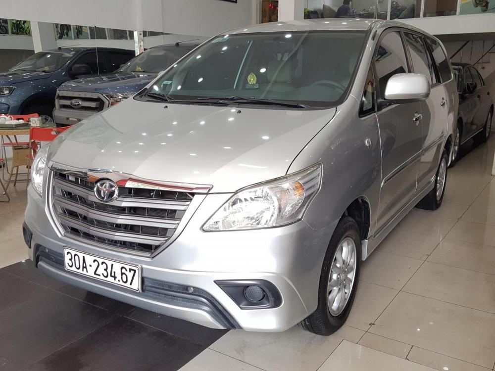 Toyota Innova 2.0 E 2014 - Bán xe Toyota Innova 2.0 E đời 2014 nguyên bản, đi 4,6 vạn xịn, xe gia đình đi rất giữ gìn