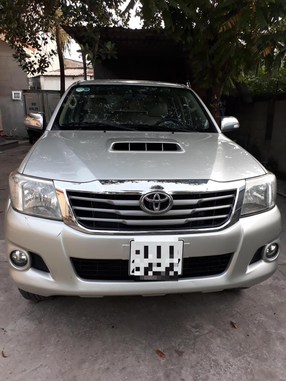 Toyota Hilux E 2014 - Cần bán xe Toyota Hilux E sản xuất 2014, màu bạc, nhập khẩu