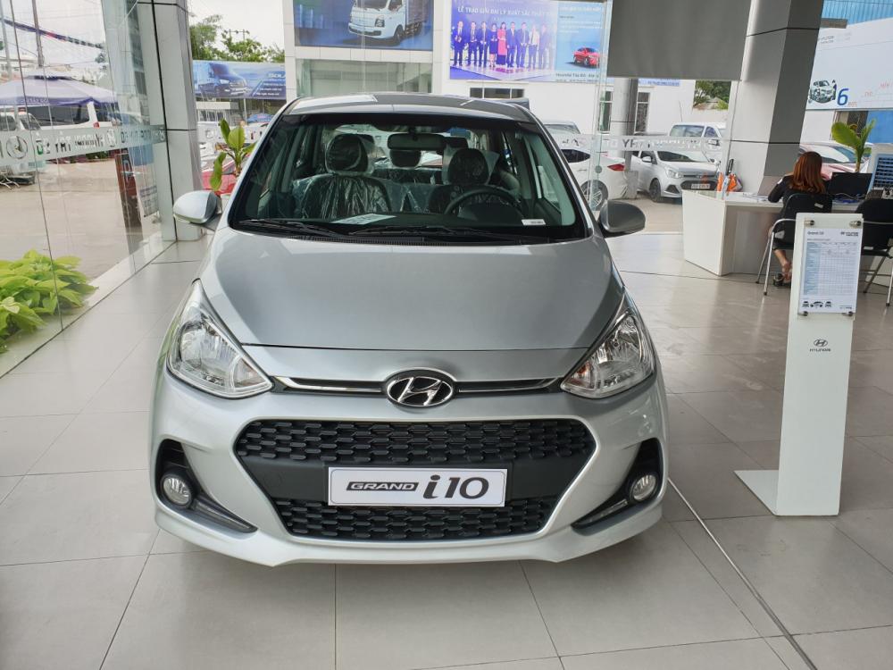 Hyundai Grand i10   1.2AT 2018 - Bán Grand I10 đuôi cụt, giao ngay số tự động, màu bạc, ưu đãi cho khách hàng Cần Thơ