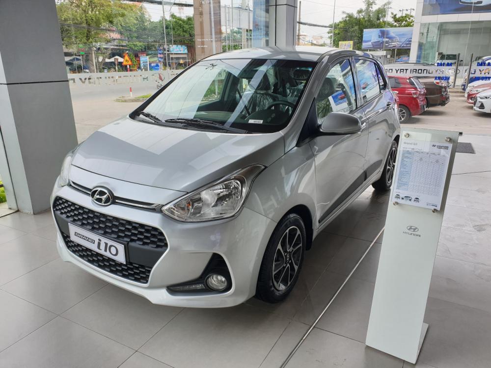 Hyundai Grand i10   1.2AT 2018 - Bán Grand I10 đuôi cụt, giao ngay số tự động, màu bạc, ưu đãi cho khách hàng Cần Thơ