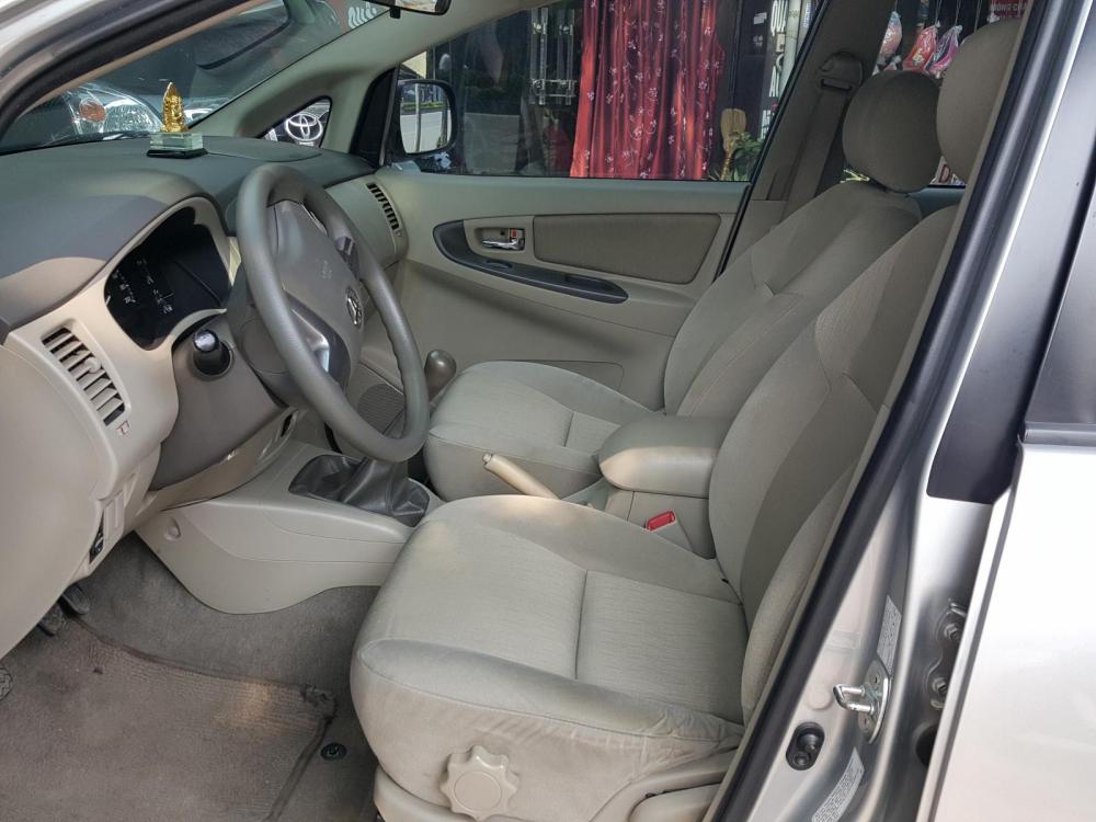 Toyota Innova 2.0 E 2014 - Bán xe Toyota Innova 2.0 E đời 2014 nguyên bản, đi 4,6 vạn xịn, xe gia đình đi rất giữ gìn