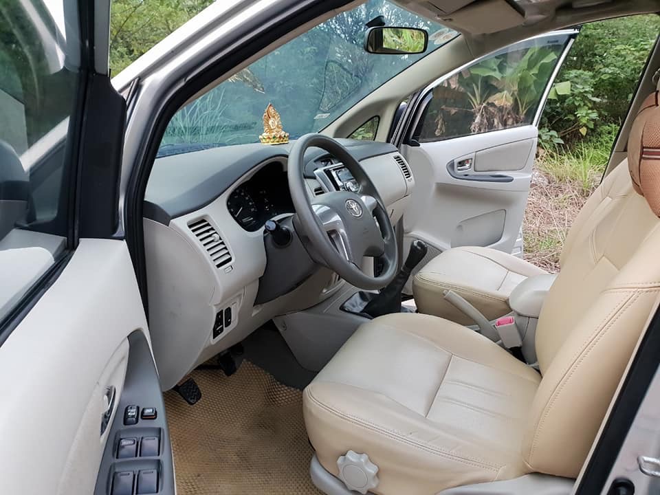 Toyota Innova 2.0E 2014 - Cần bán Toyota Innova đời 2014, màu bạc