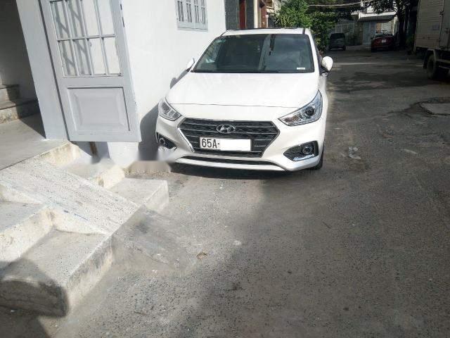 Hyundai Accent 1.4AT  2018 - Bán Hyundai Accent 1.4AT đời 2018, màu trắng xe gia đình