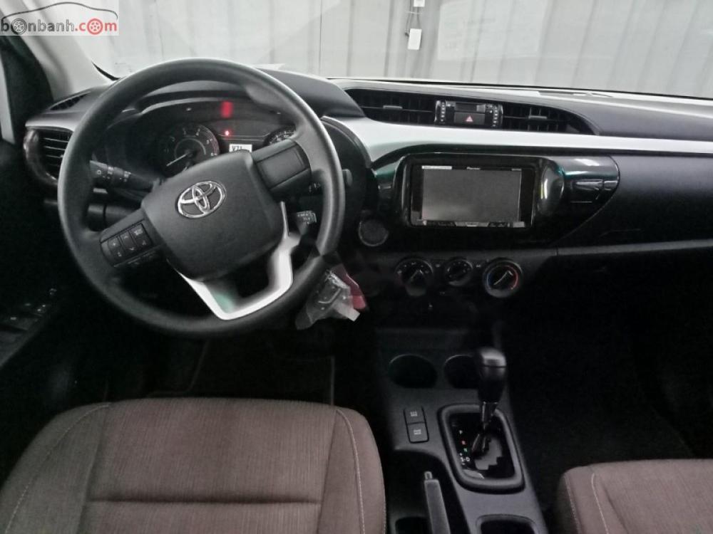 Toyota Hilux 2.4E 4x2 AT 2018 - Bán Toyota Hilux 2.4E 4x2 AT sản xuất năm 2018, màu bạc, xe nhập