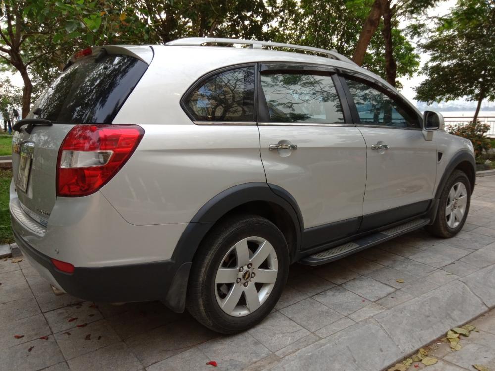 Chevrolet Captiva 2.4MT 2009 - Cần bán Chevrolet Captiva 2.4MT sản xuất 2009, màu bạc