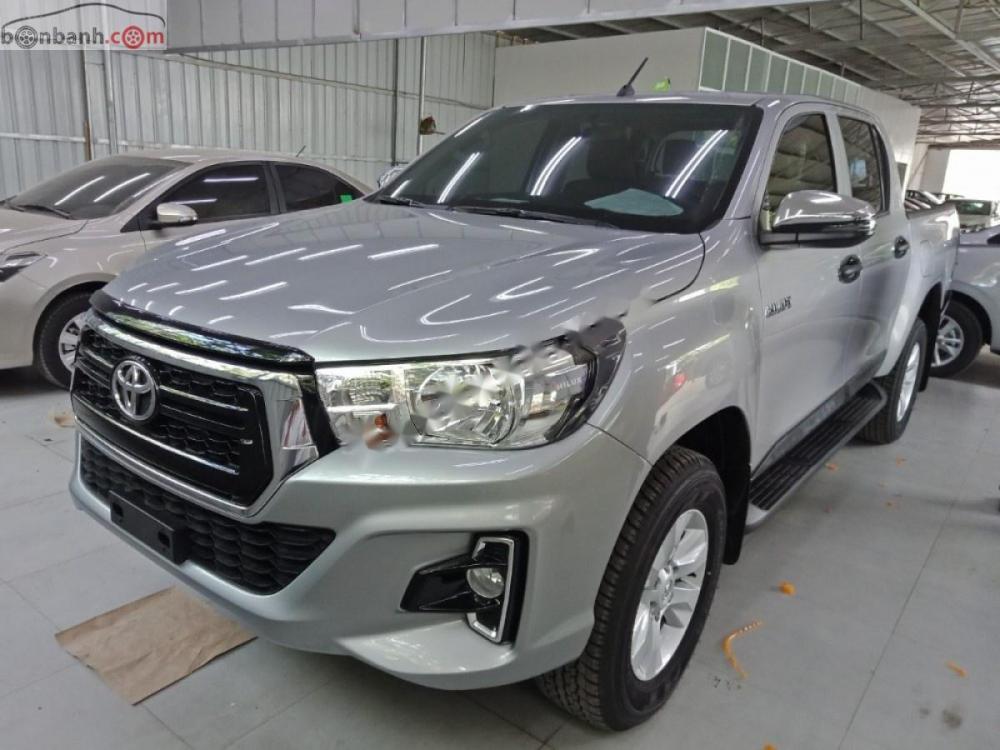 Toyota Hilux 2.4E 4x2 AT 2018 - Bán Toyota Hilux 2.4E 4x2 AT sản xuất năm 2018, màu bạc, xe nhập