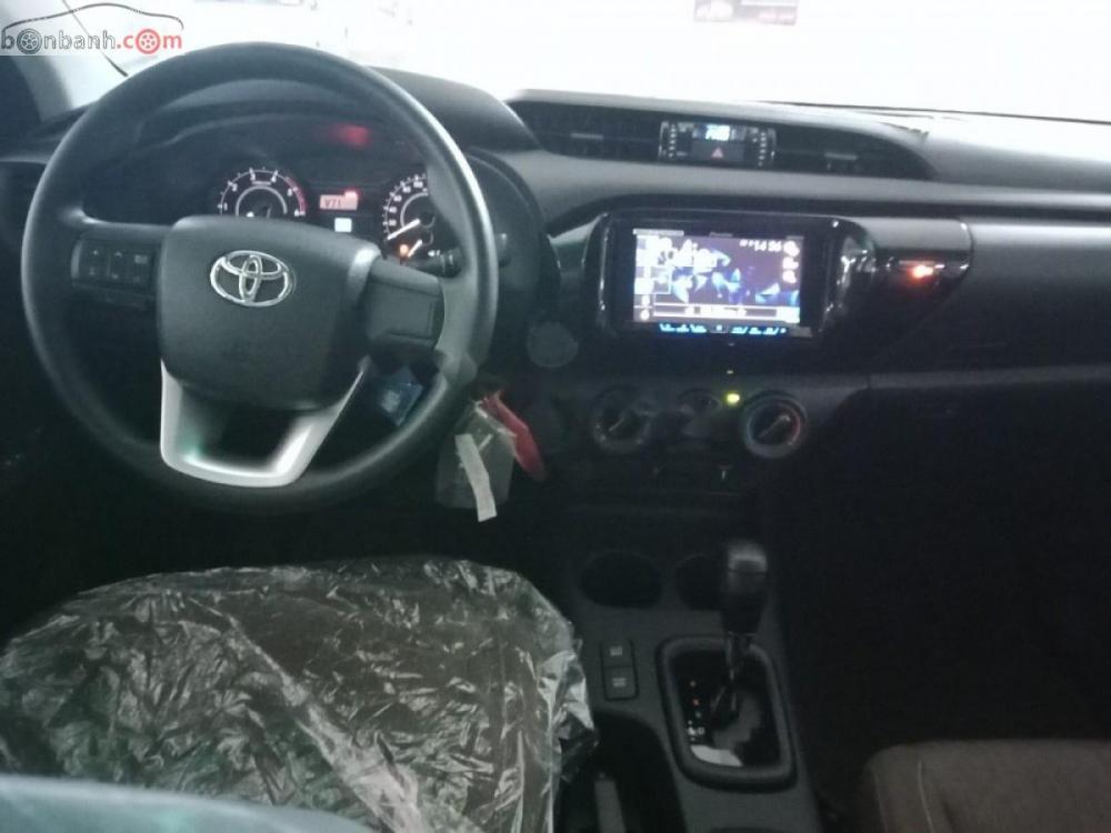 Toyota Hilux 2.4E 4x2 AT 2018 - Bán Toyota Hilux 2.4E 4x2 AT sản xuất năm 2018, màu bạc, xe nhập