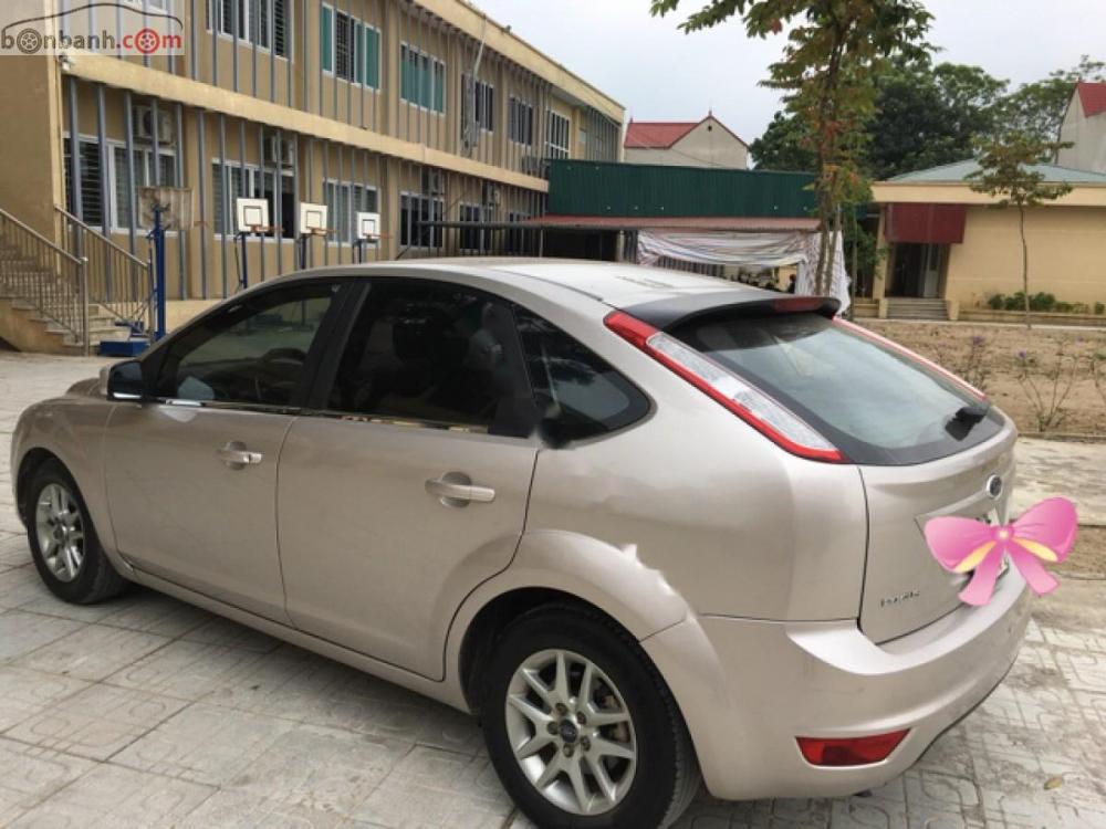 Ford Focus 2010 - Bán xe Ford Focus sản xuất 2010, màu ghi vàng