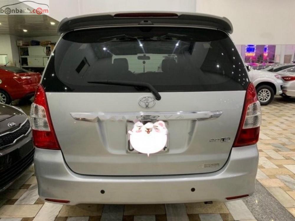 Toyota Innova 2.0E 2013 - Bán Toyota Innova 2.0E 2013, màu bạc, xe gia đình, giá 540tr