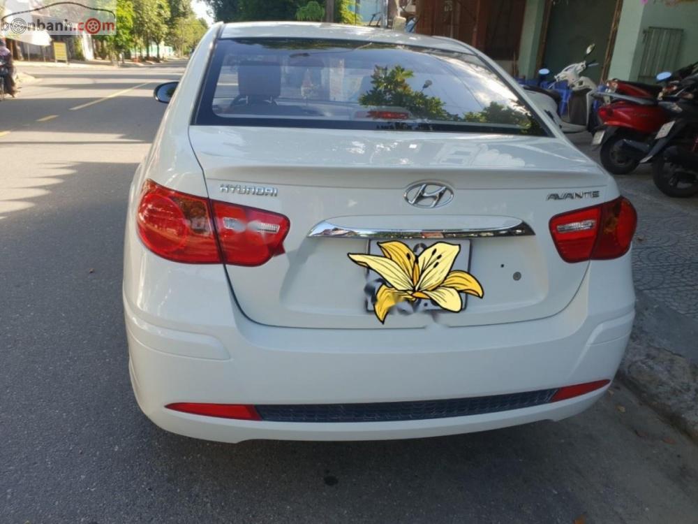 Hyundai Avante 1.6MT 2015 - Bán gấp xe Hyundai Avante 1.6MT năm sản xuất 2015, màu trắng 