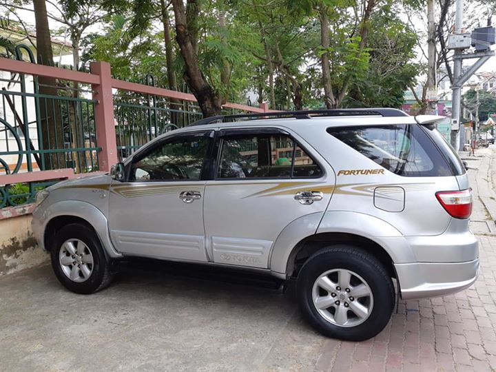 Toyota Fortuner V 2009 - Cần bán nhanh xe Toyota Fortuner 2009 tự động máy xăng, màu bạc zin