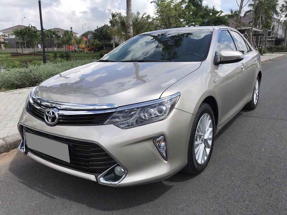 Toyota Camry 2.0E 2018 - Bán gấp Camry tự động 2.0E đk 4/2018 màu ghi bạc xe như mới