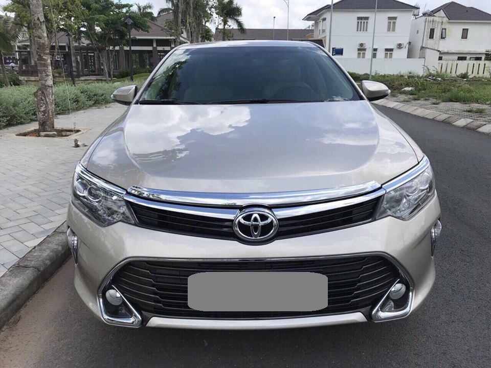 Toyota Camry 2.0E 2018 - Bán gấp Camry tự động 2.0E đk 4/2018 màu ghi bạc xe như mới